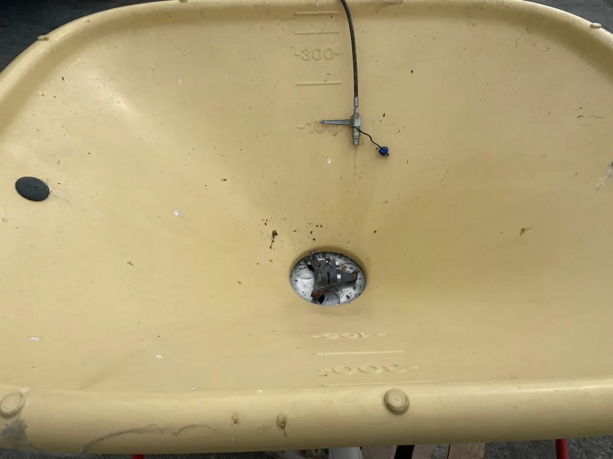 Used Vicon fertilizer spreader - Image 2