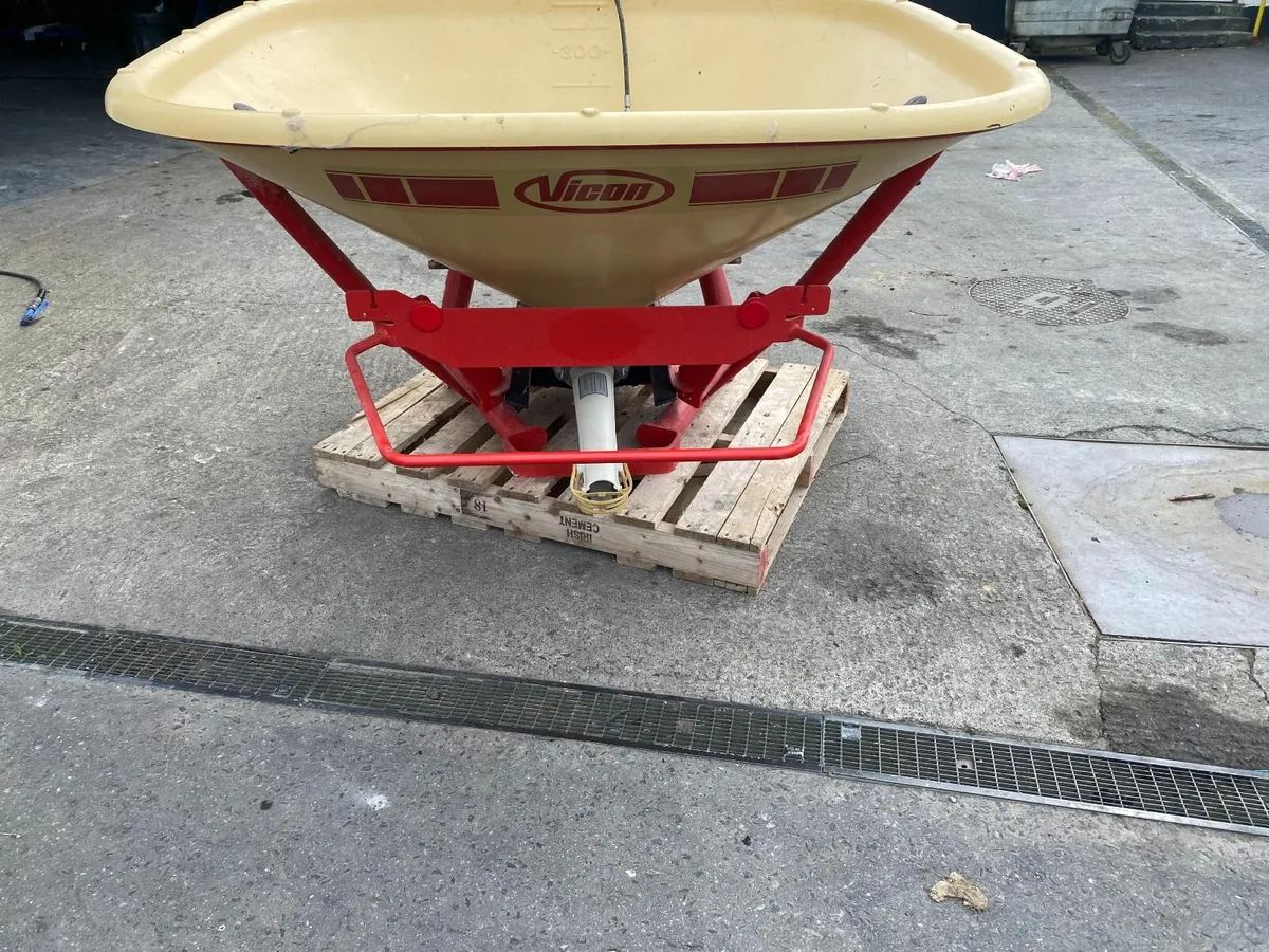 Used Vicon fertilizer spreader - Image 3