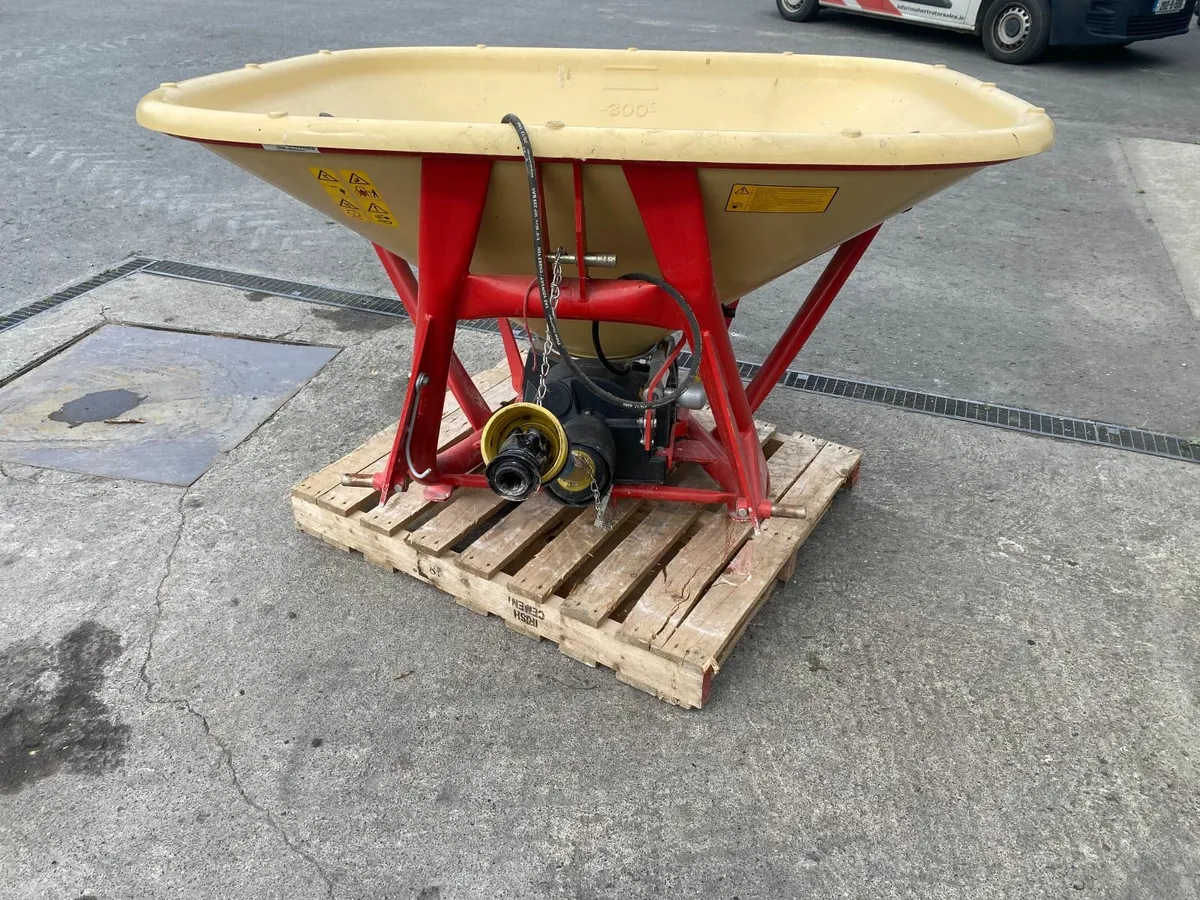 Used Vicon fertilizer spreader - Image 1