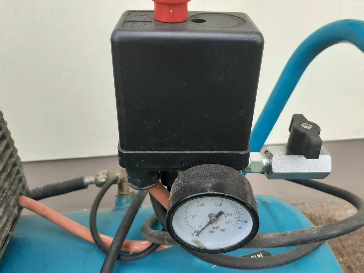 MAKITA AC1350 110V COMPRESSOR - Image 3