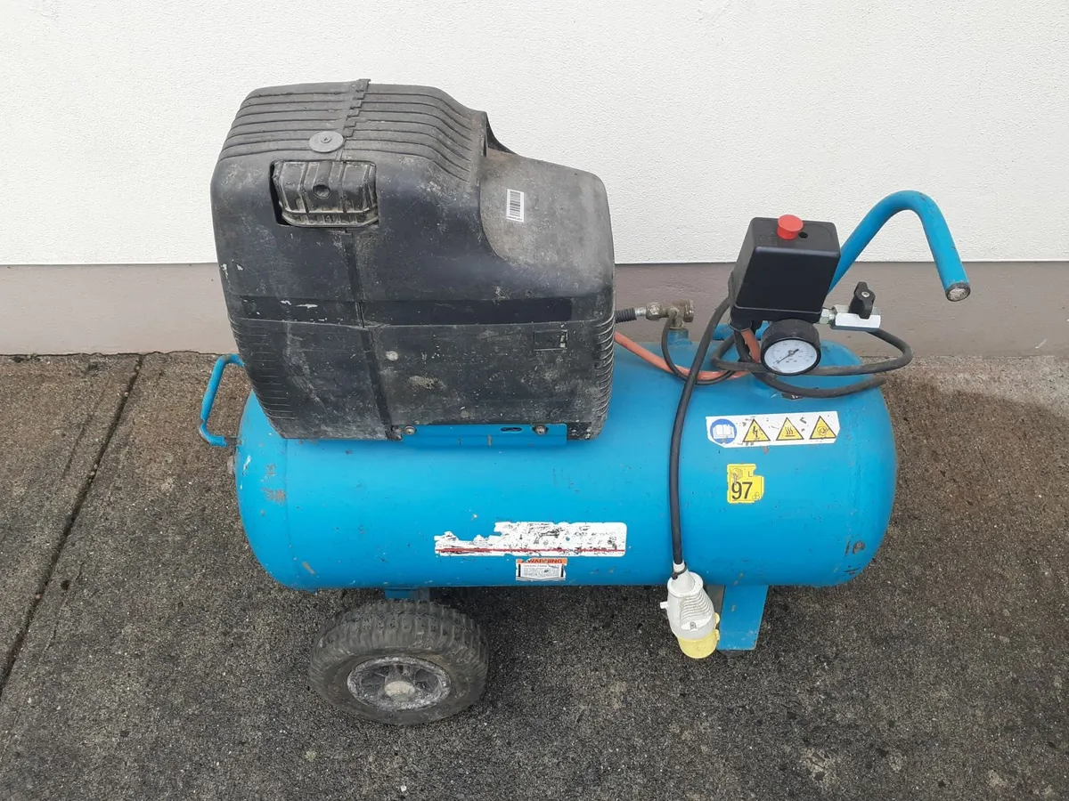 MAKITA AC1350 110V COMPRESSOR - Image 1