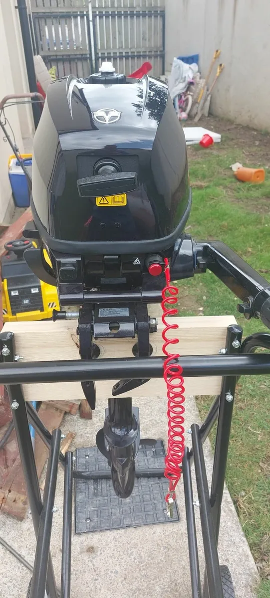 Outboard engine and inflatable boat - Image 3
