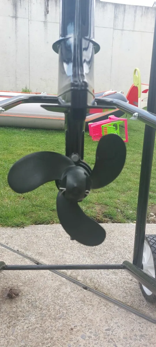 Outboard engine and inflatable boat - Image 4