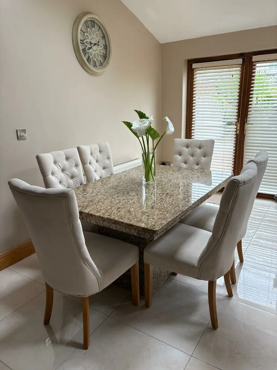 Kitchen table and chairs - Image 1