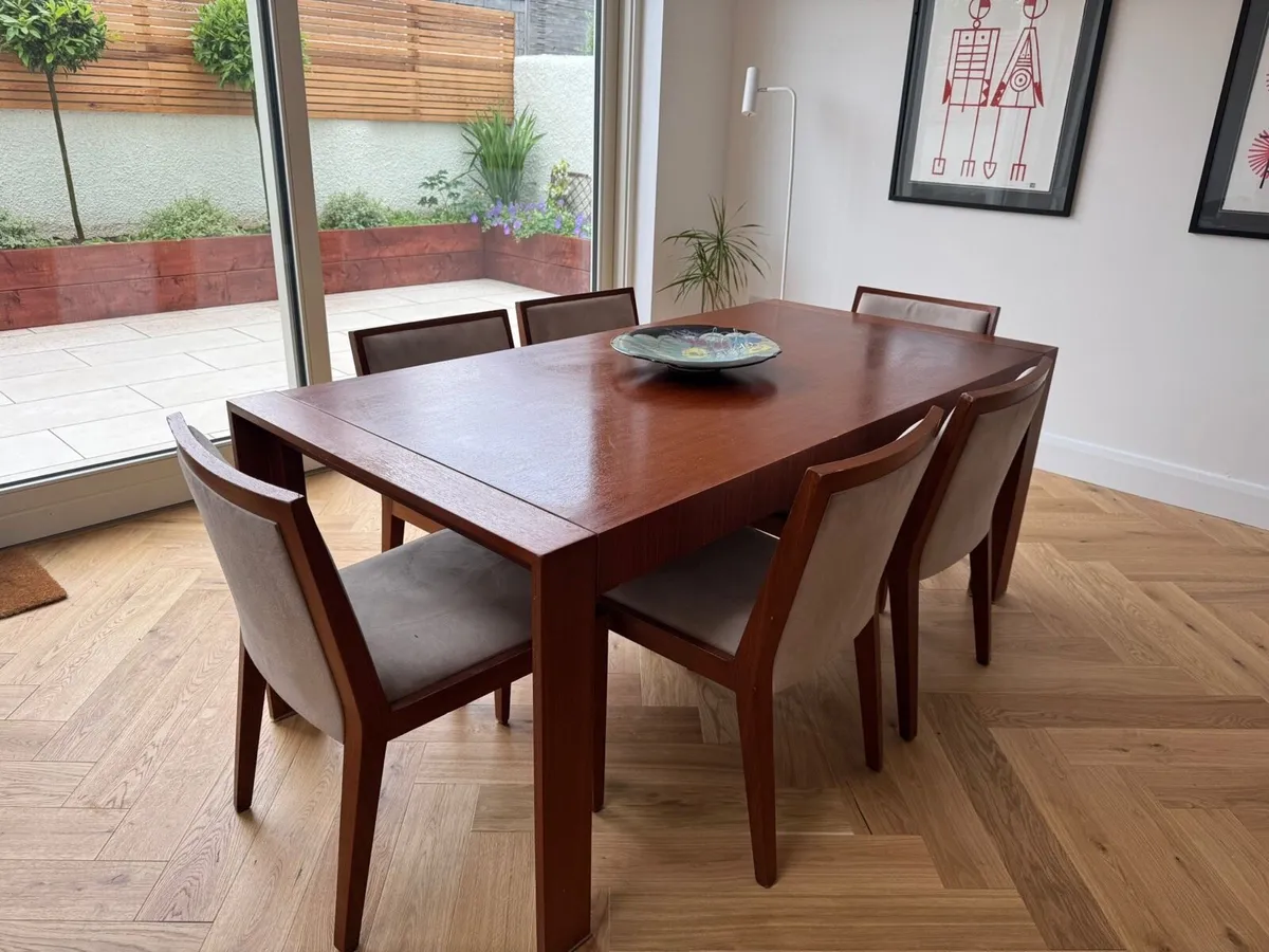 Extendable dining table and 8 chairs - Image 1