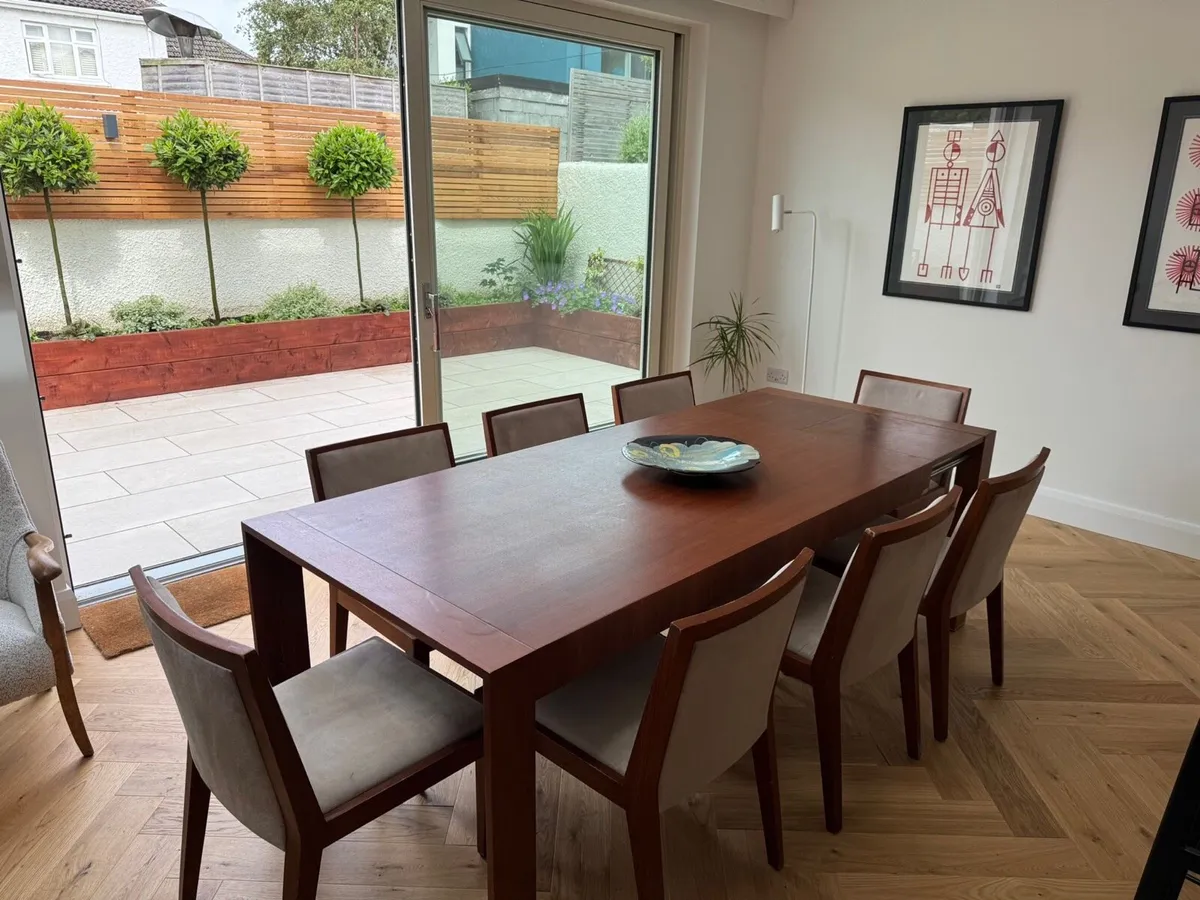 Extendable dining table and 8 chairs - Image 4