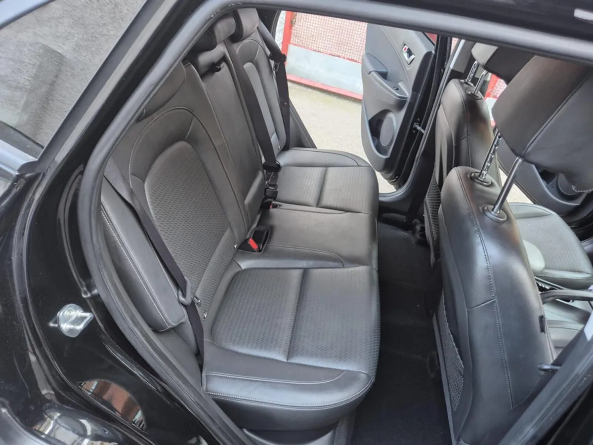 Hyundai KONA KAUAI 2WD PREMIUM 5DR - Image 3