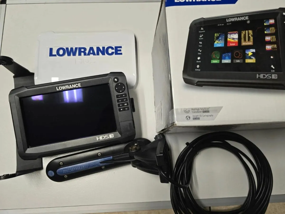 Lowrance HDS-9 Carbon Fishfinder/Chartplotter - Image 1