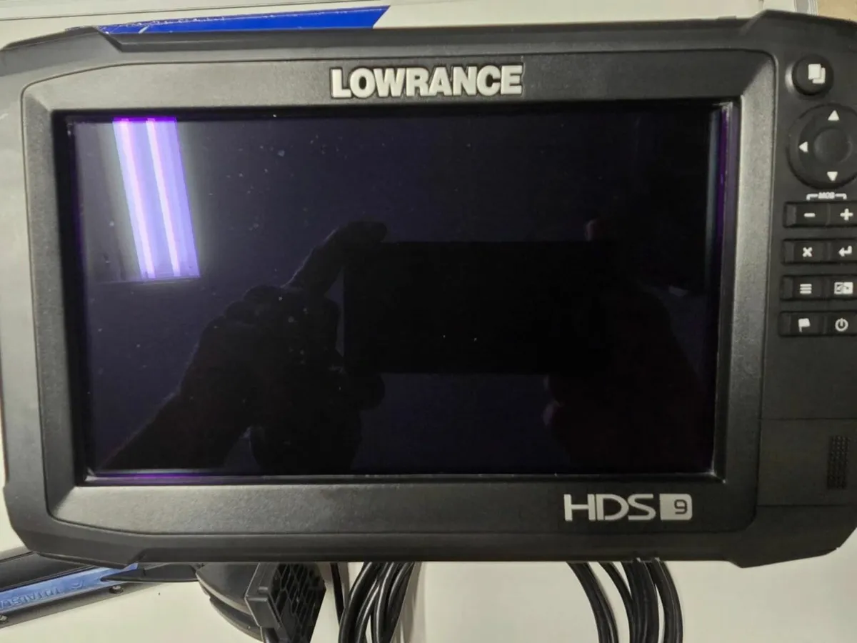 Lowrance HDS-9 Carbon Fishfinder/Chartplotter - Image 4