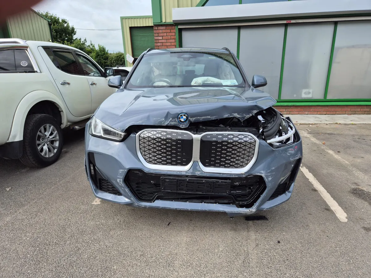 2025 BME IX1M 4DR AUTO DAMAGE REPAIRABLE CAT D - Image 3