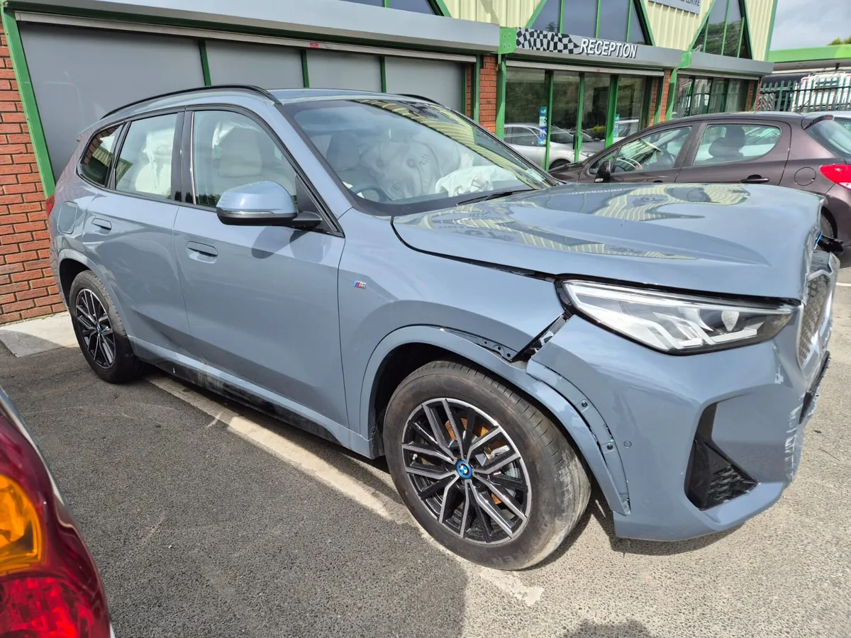 2025 BME IX1M 4DR AUTO DAMAGE REPAIRABLE CAT D - Image 1