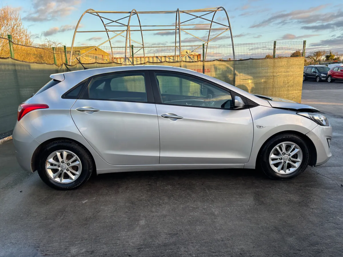 2012 Hyundai i30  light front damage - Image 4