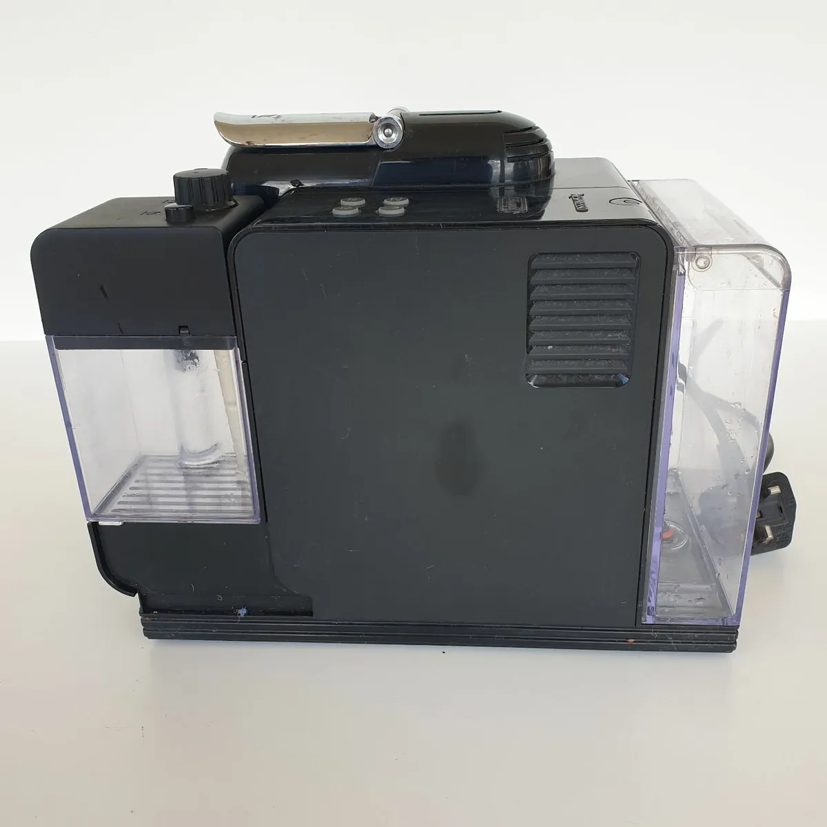 Delonghi Nespresso coffee machine working - Image 4