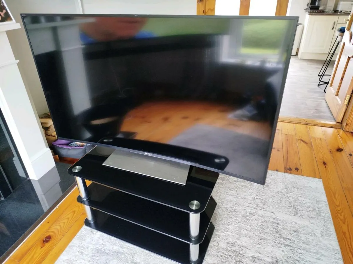 Sony Bravia 55" Curved TV with glass TV stand - Image 2