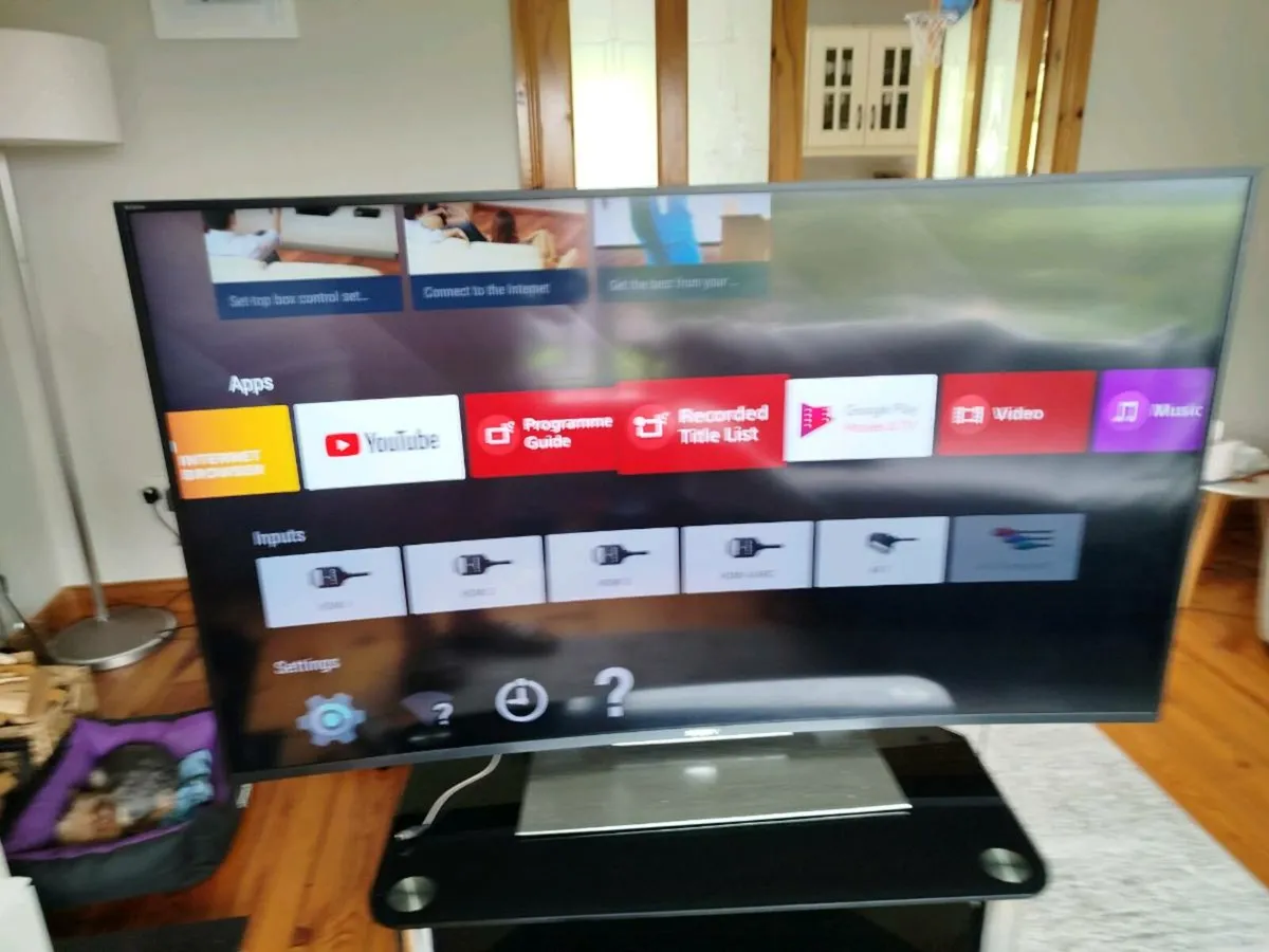 Sony Bravia 55" Curved TV with glass TV stand - Image 4