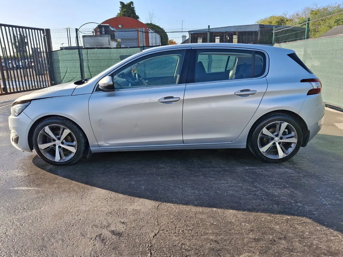*?2015 Peugeot 308  light Damage - Image 4
