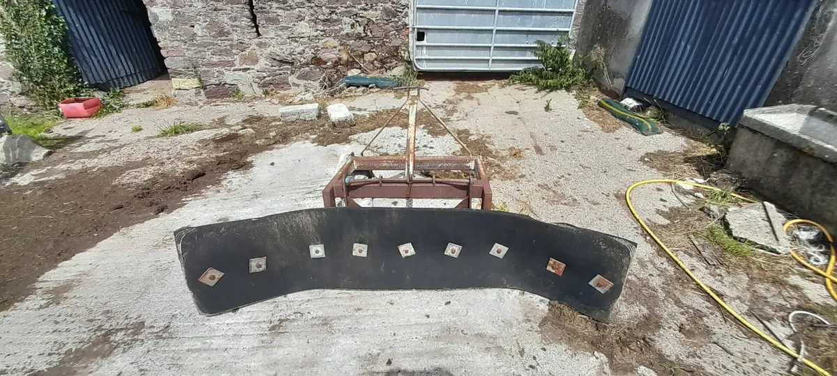 Yard Scraper solid frame (Fleming) - Image 1