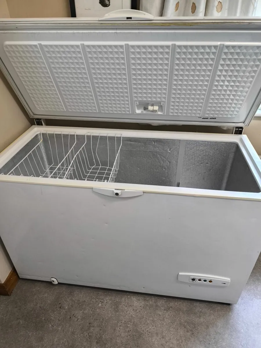 Whirlpool Chest Freezer - Image 2