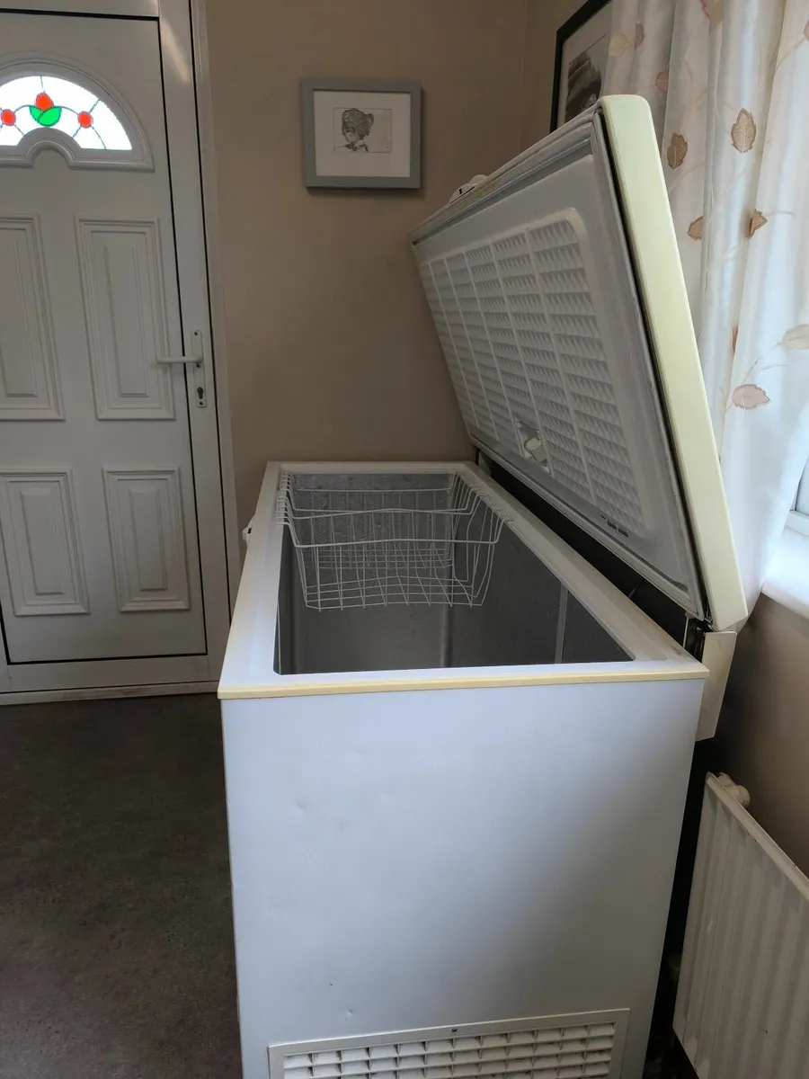 Whirlpool Chest Freezer - Image 4