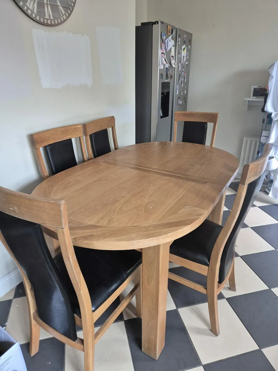 Table and chair - Image 1