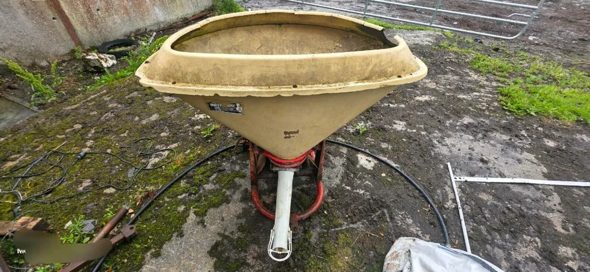 Vivon fertiliser spreader - Image 1