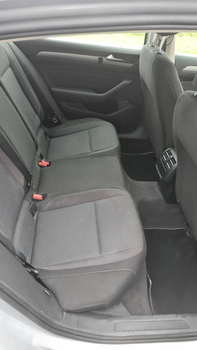Volkswagen Passat 2015 - Image 2