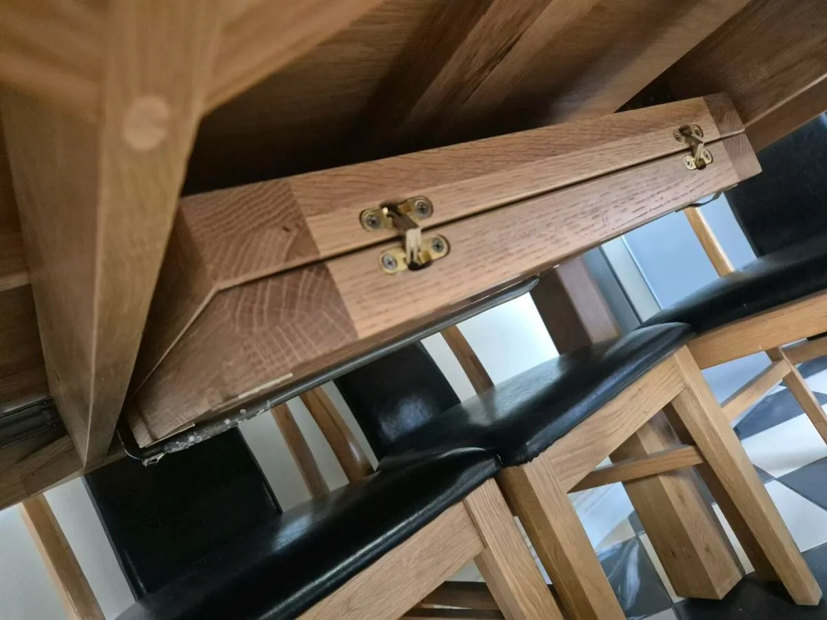 Table and chair - Image 3