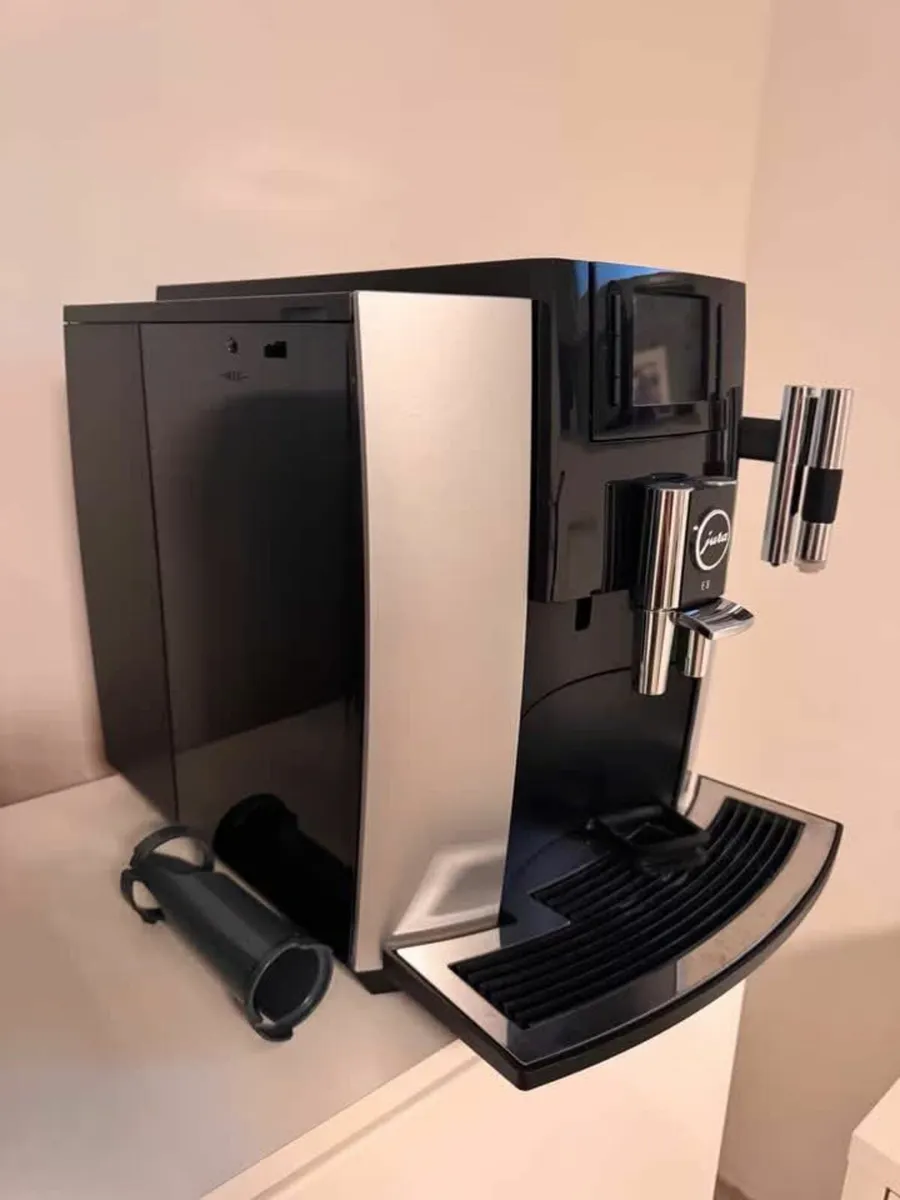 Jura E8 Platinum Coffee Machine - Image 2