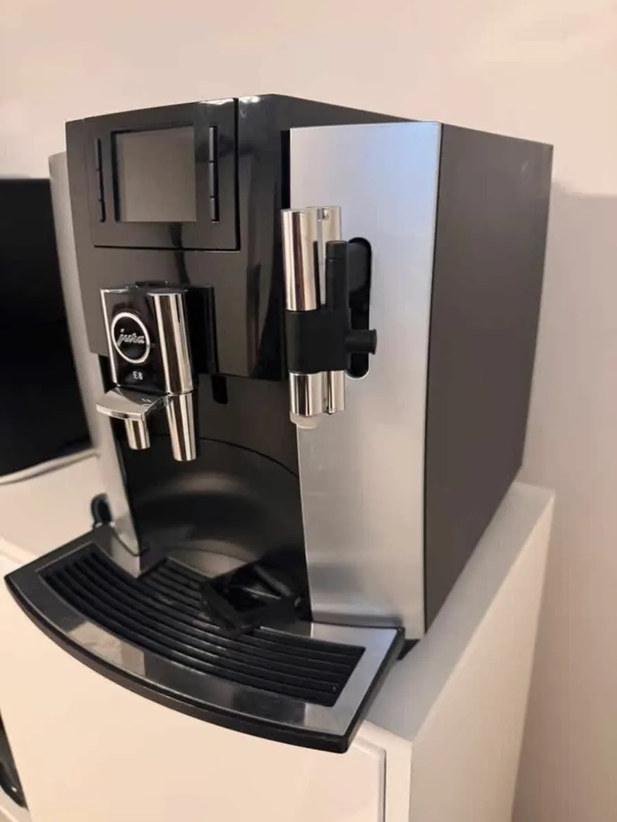 Jura E8 Platinum Coffee Machine - Image 3