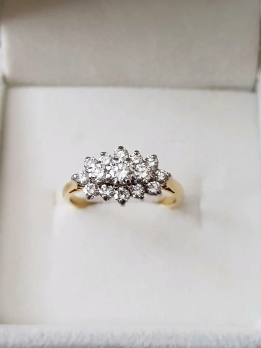 Diamond 18ct gold cluster ring - Image 1