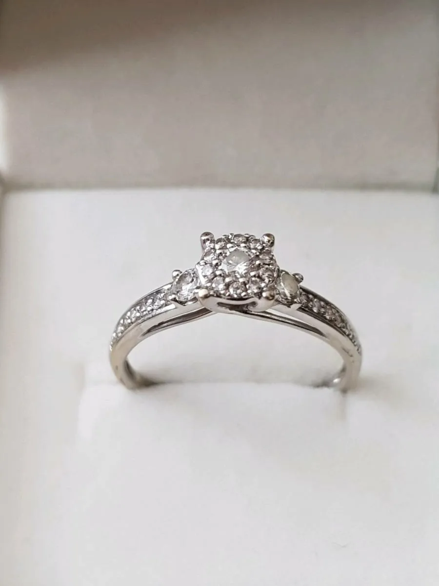 Diamond cluster ring - Image 1