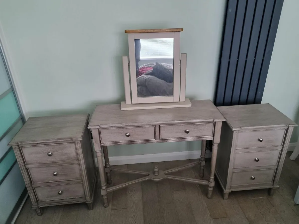 bedroom furniture - Image 1