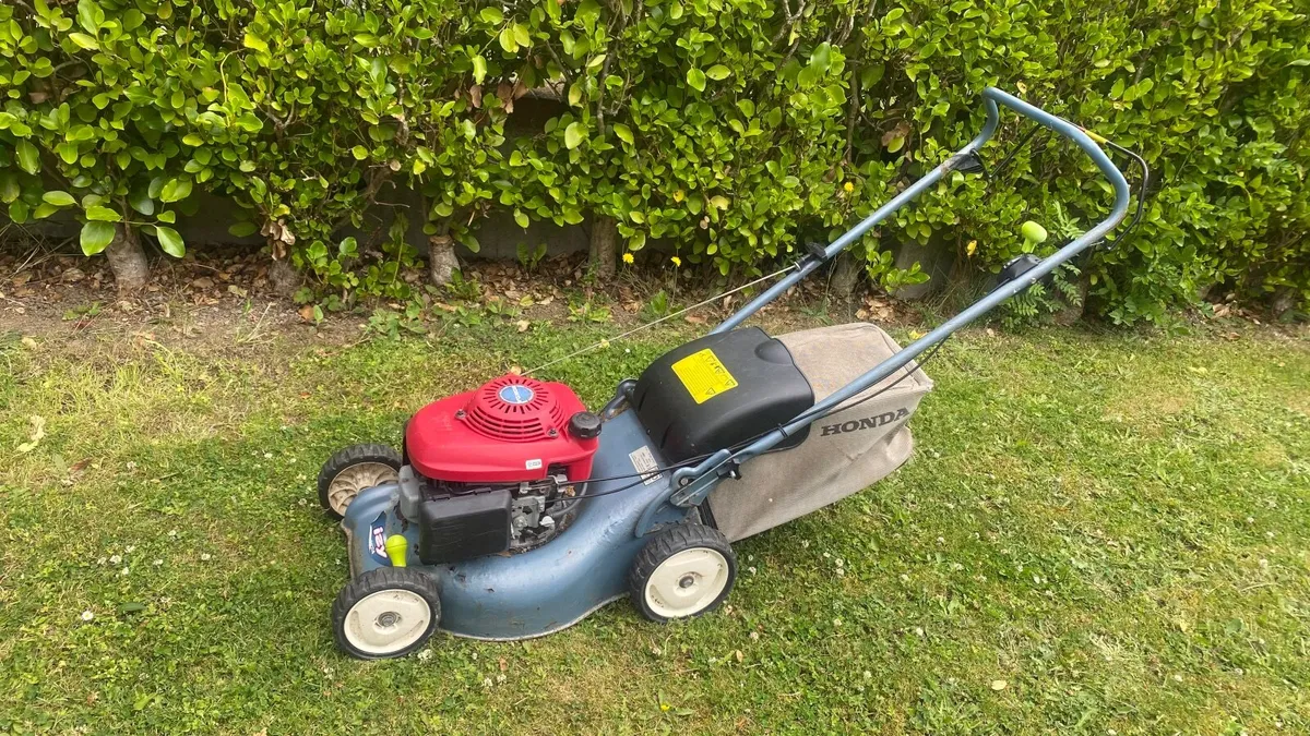 Lawn mower Honda - Image 1