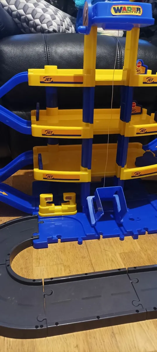 3 Storey Garage with tracks - Image 3