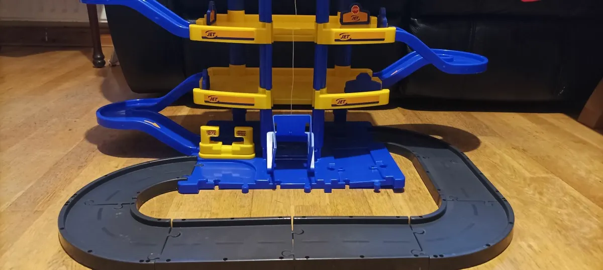 3 Storey Garage with tracks - Image 4