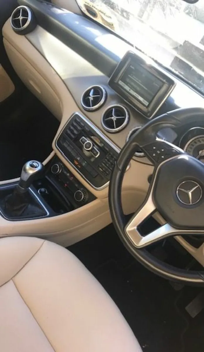 Mercedes-Benz GLA 2015 - Image 2