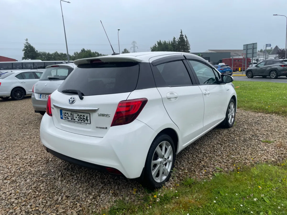 2015 Toyota Yaris Hybrid - Image 3