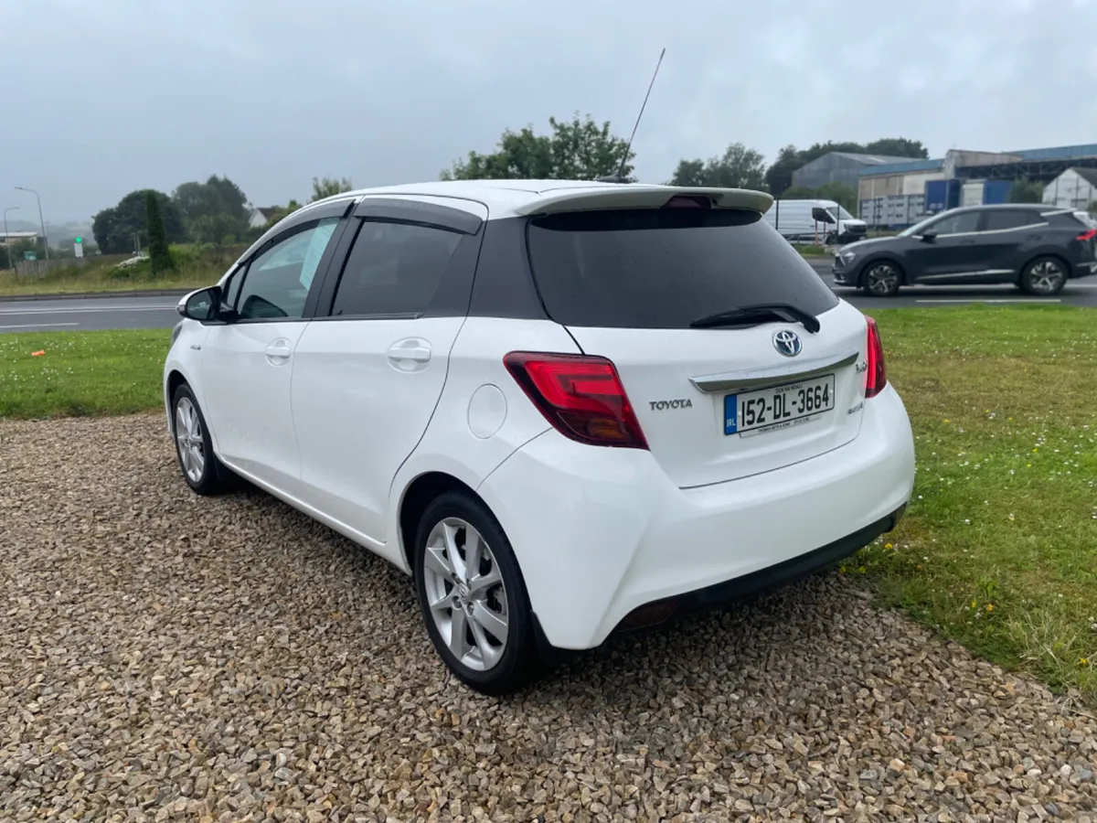 2015 Toyota Yaris Hybrid - Image 4