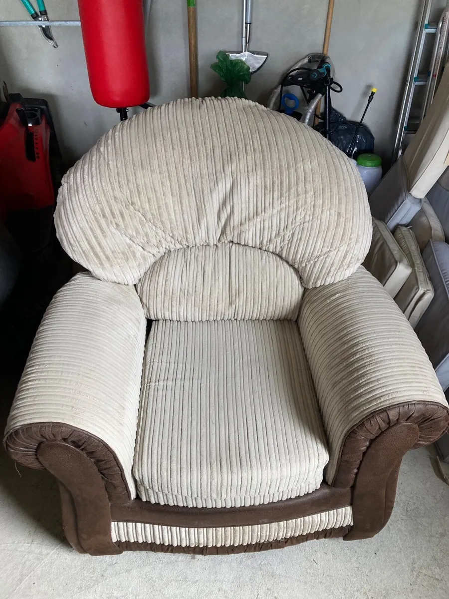 Couch and 2X 1 seaters - Image 1