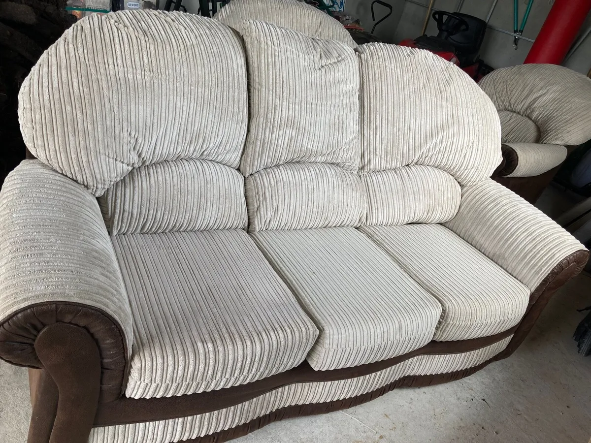 Couch and 2X 1 seaters - Image 2