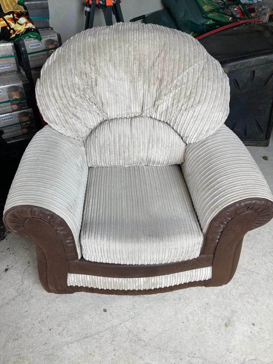 Couch and 2X 1 seaters - Image 3