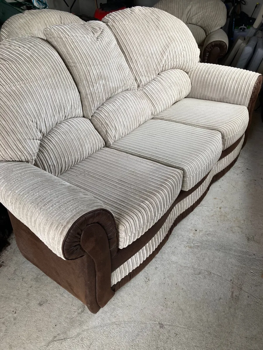 Couch and 2X 1 seaters - Image 4
