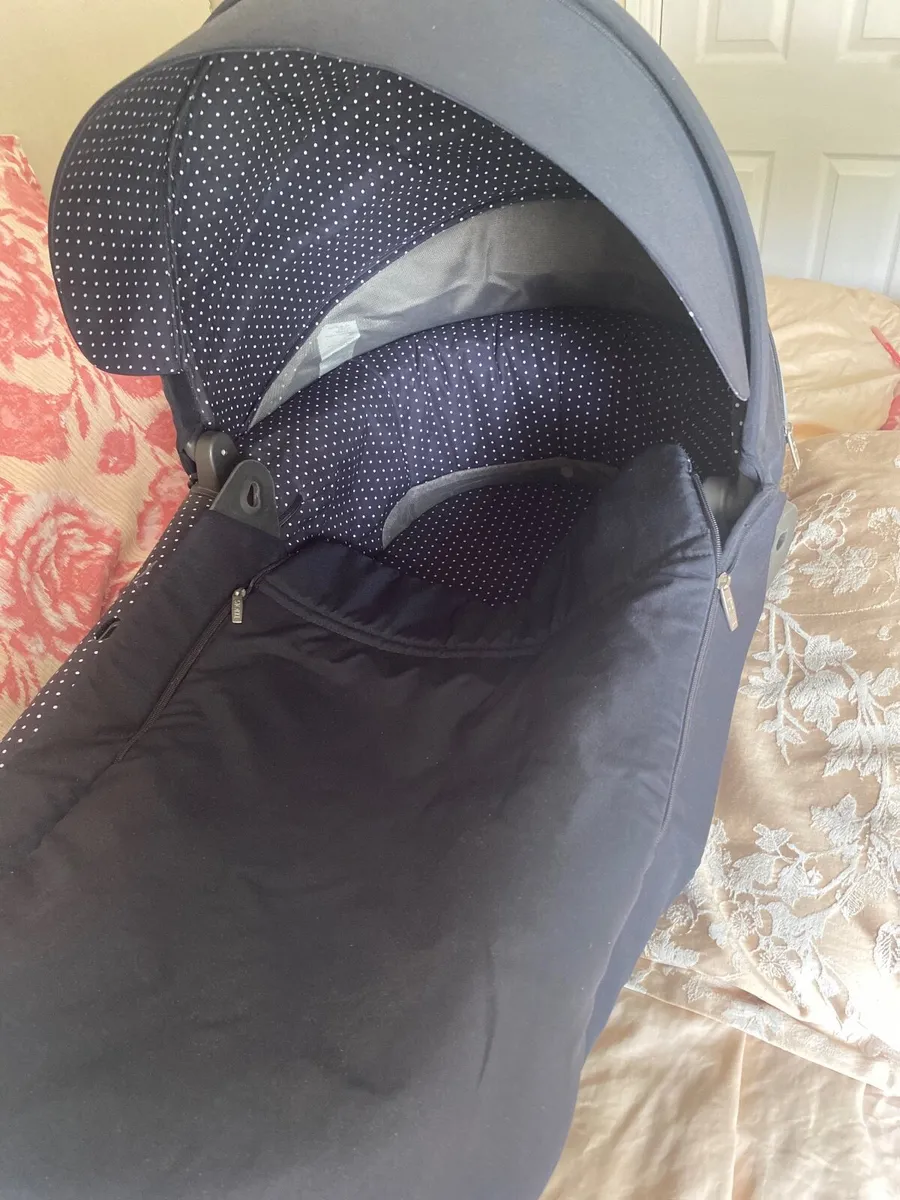 Stokke car seat, carry cot and and baby carrier - Image 3