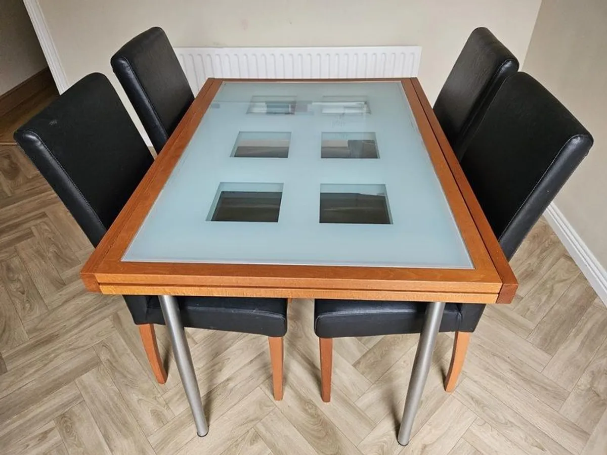 Table and 4 chairs - Image 1