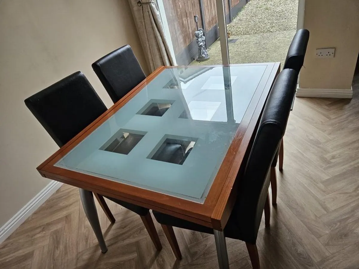 Table and 4 chairs - Image 2
