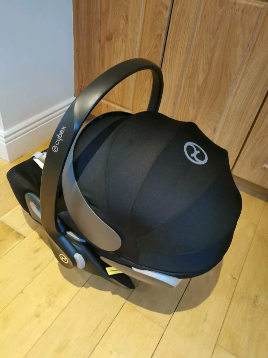 Cybex I cloud Z car seat and swivel base - Image 4