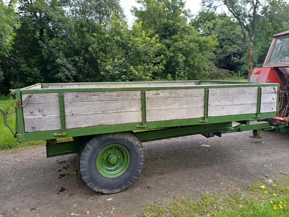 Tractor tipping trailer - Image 1