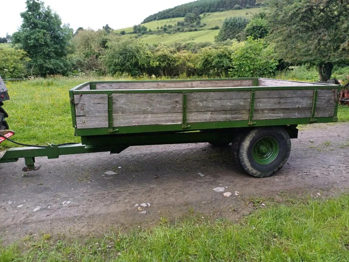 Tractor tipping trailer - Image 3