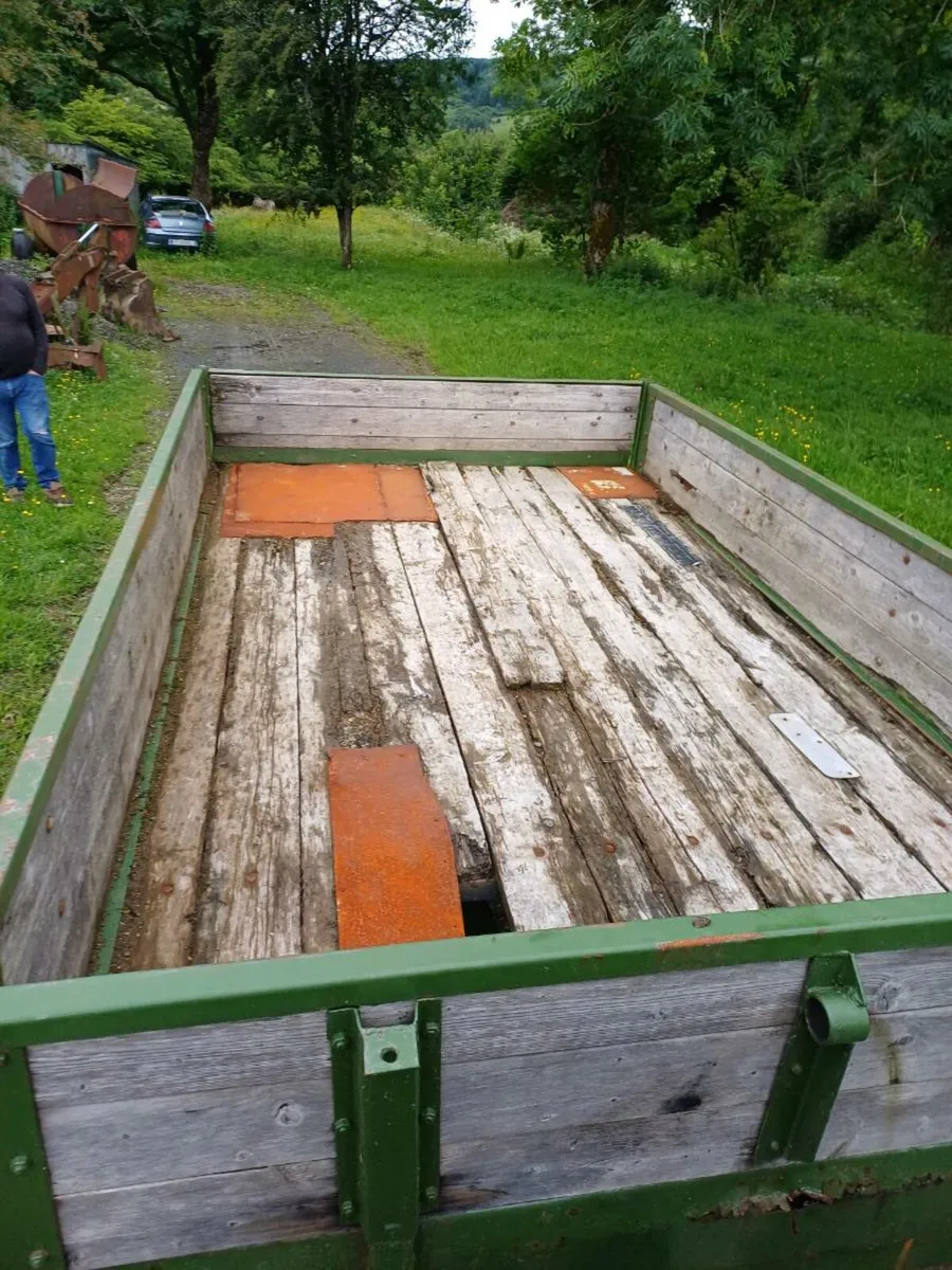Tractor tipping trailer - Image 4