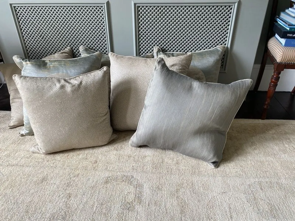 6 cushions 22 x22 inches, 1 cushion 20 x20 inches. - Image 1